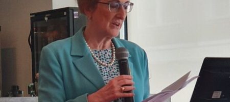 AG-Talking to Women in the Livery